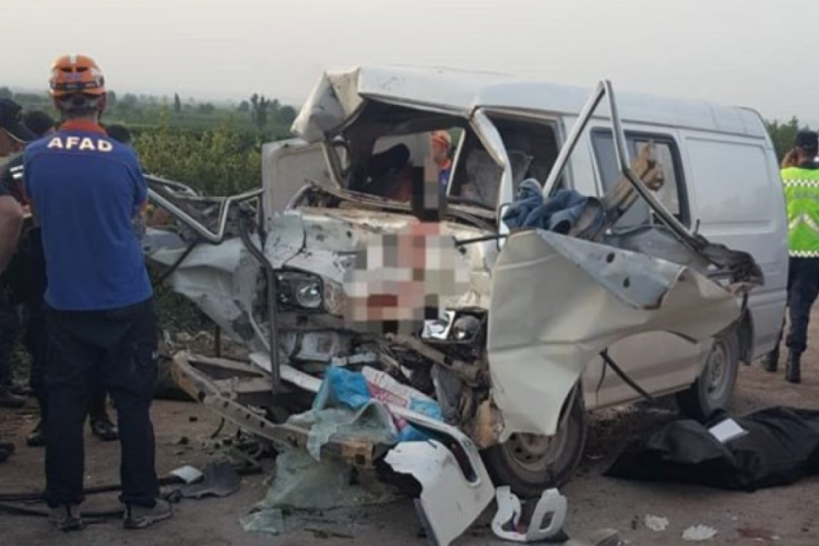 Adana'da minib&uuml;s ile belediye otob&uuml;s&uuml; &ccedil;arpıştı! &Ouml;l&uuml; ve yaralılar var