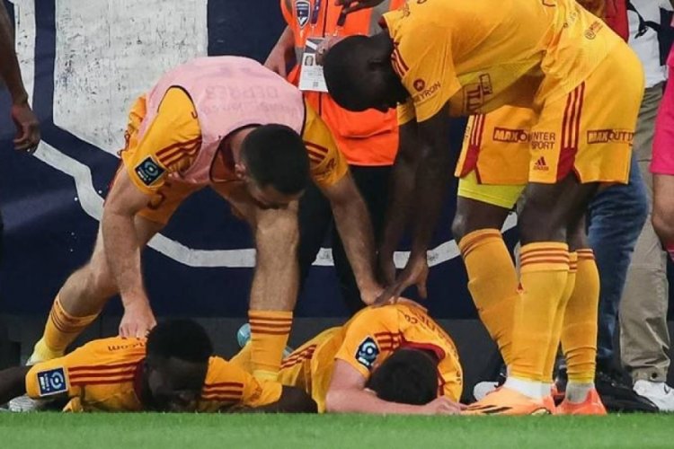 Bordeaux-Rodez ma&ccedil;ı taraftarın futbolcuya saldırması nedeniyle tatil edildi