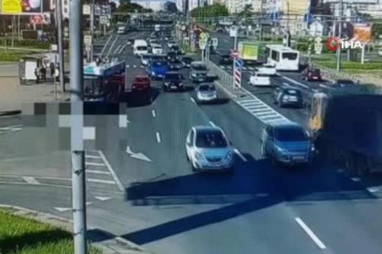 Rusya'da kamyon karşı şeride girdi, 12 kişi yaralandı