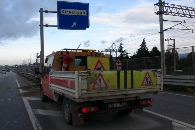 Kontrolden &ccedil;ıkan otomobil bariyere &ccedil;arptı: 4 yaralı