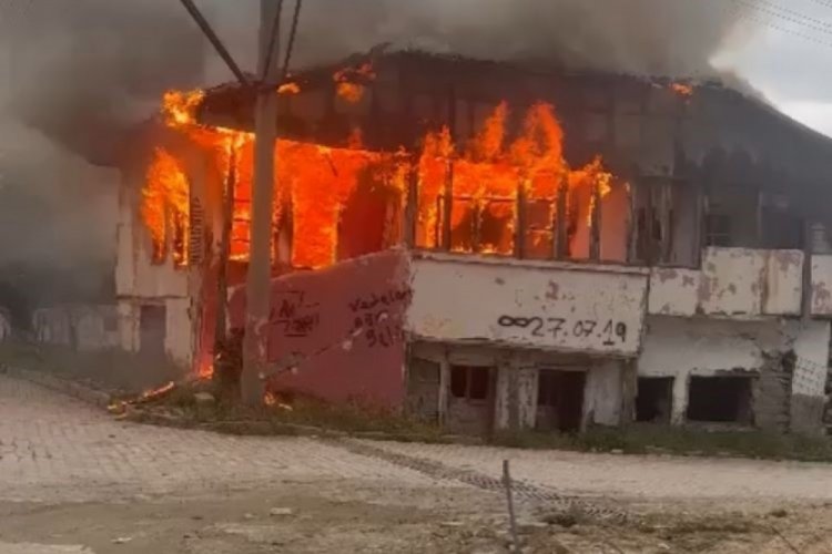 Isparta'da metruk bina alev alev yandı