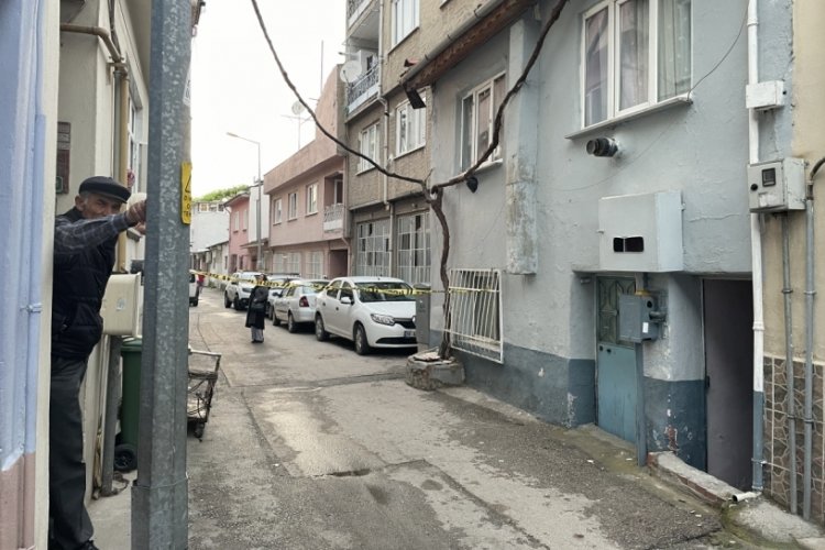 Bursa'da &uuml;vey babasını ve annesini bı&ccedil;aklayan saldırgan kendisini yaraladı