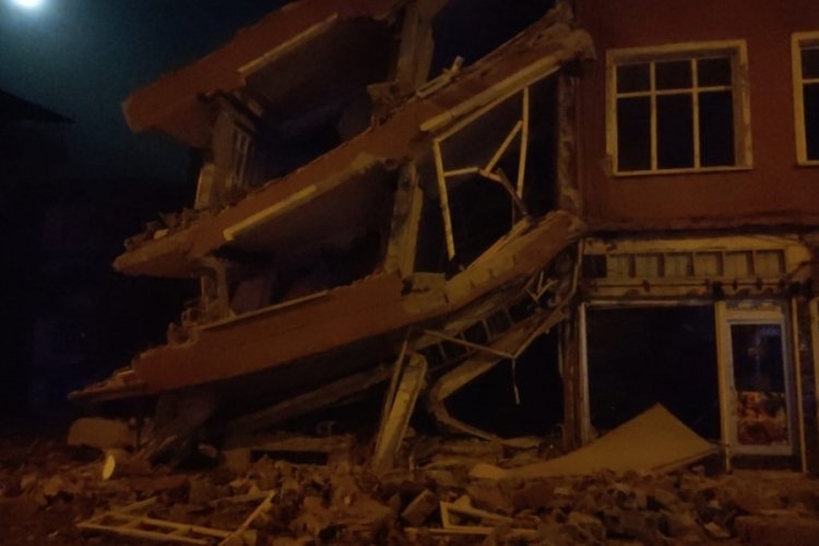 Hatay'da ağır hasarlı 4 katlı bina &ccedil;&ouml;kt&uuml;