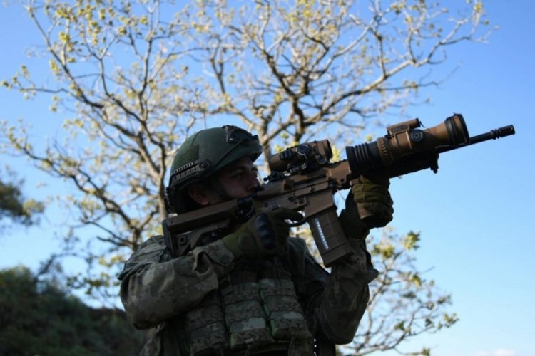 Hakkari'de ter&ouml;r &ouml;rg&uuml;t&uuml; PKK mensubu 1 kişi teslim oldu