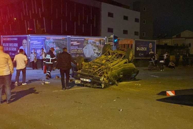 D&uuml;zce'de otomobille cip &ccedil;arpıştı! 5 yaralı