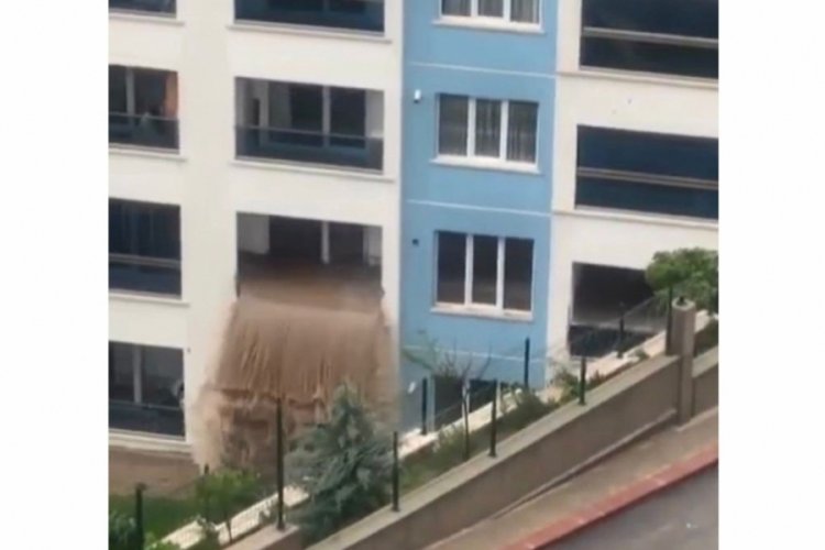 Ankara'da su basan dairenin eşyaları dışarı taştı