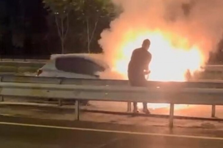 İstanbul'da otomobil alev alev yandı!