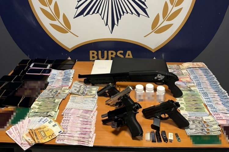 Bursa'da fuhuşa s&uuml;r&uuml;kledikleri gen&ccedil; kızların kataloğunu basıp pazarlamışlar