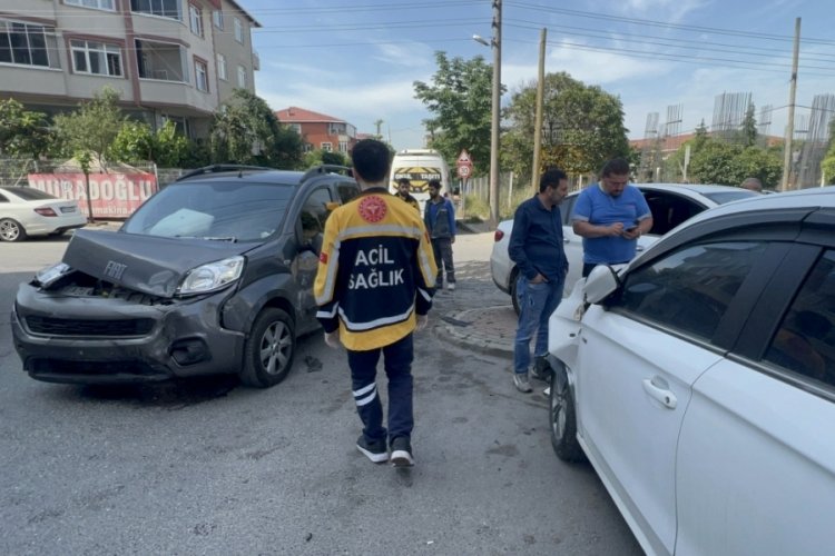 Kocaeli'de otomobille hafif ticari ara&ccedil; &ccedil;arpıştı! 1 yaralı