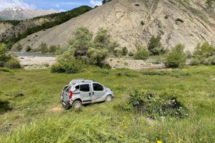 Tunceli'de hafif ticari ara&ccedil; şarampole devrildi: 6 yaralı