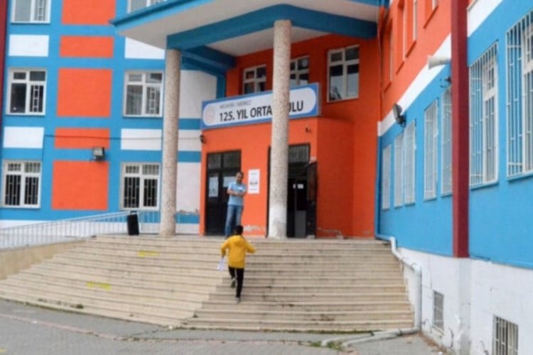 Aksaray'da LGS sınavına giderken kimliğini d&uuml;ş&uuml;ren &ouml;ğrencinin imdadına polis yetişti