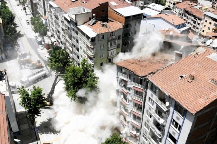 Malatya'da ağır hasarlı binaların yıkımına hız verildi