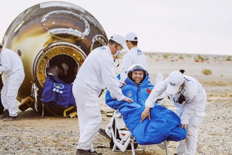 &Ccedil;inli astronotlar altı ayın ardından d&uuml;nyaya geri d&ouml;nd&uuml;