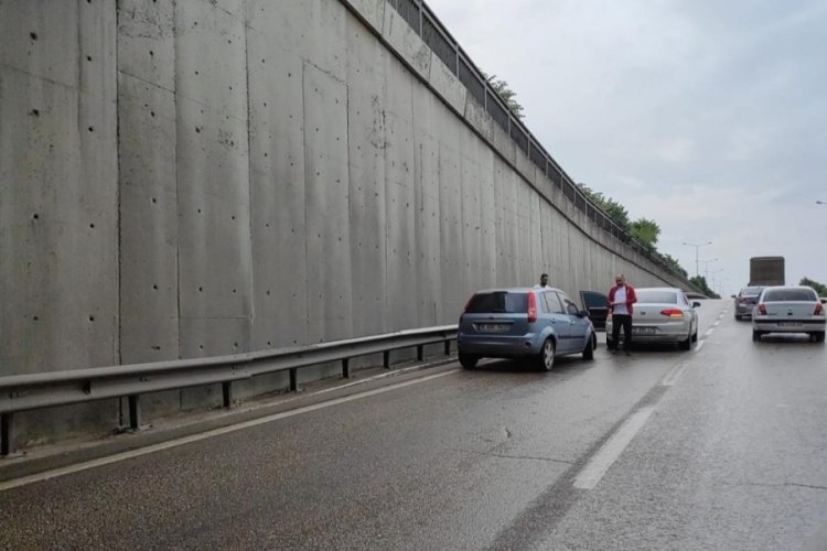 Bursa'da sağanak yağış trafik kazasını da beraberinde getirdi