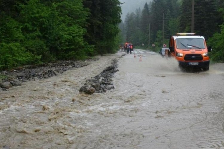Bolu'da sağanak! Dereler taştı, Abant yolunda g&ouml;&ccedil;&uuml;kler oluştu