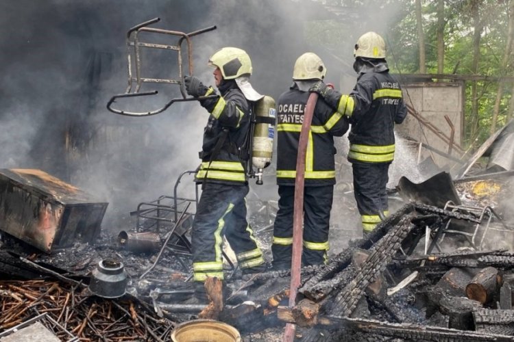 Yaşlı kadının tek başına yaşadığı prefabrik ev alevlere teslim oldu