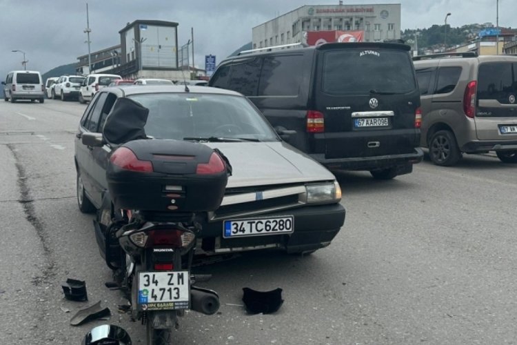 Zonguldak'ta ters şeride giren otomobil motosiklete &ccedil;arptı: 1 yaralı