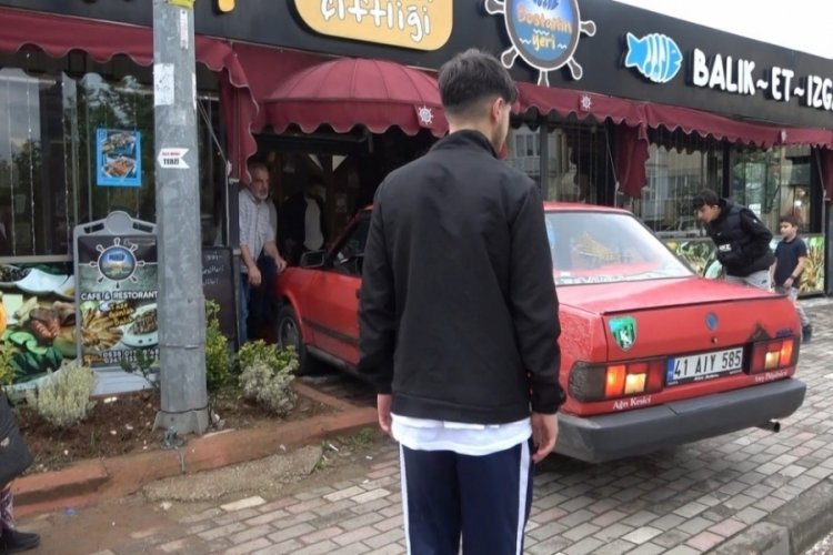 Kocaeli'nde kontrolden &ccedil;ıkan otomobil balık lokantasına girdi