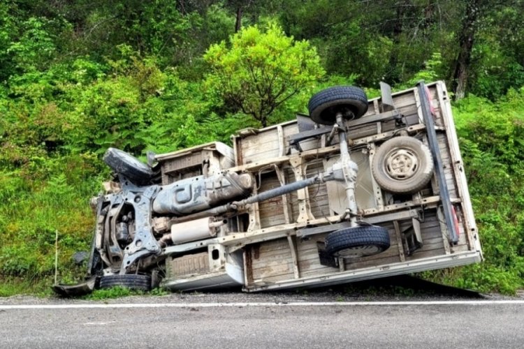 Kastamonu'da şarampole devrilen kamyonetteki 2 kişi yaralandı