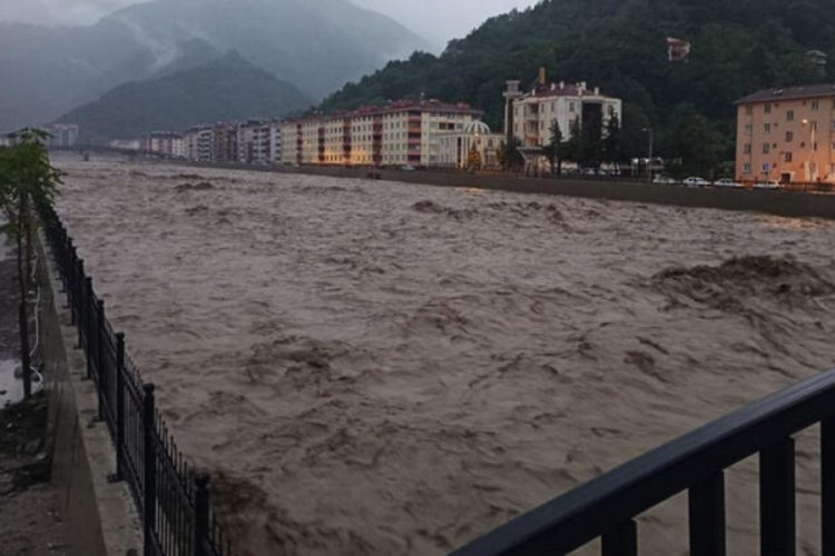 Kastamonu'da dere suları y&uuml;kseldi! AFAD'dan tahliye kararı