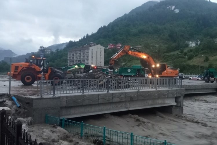 Kastamonu'da sel tehlikesi yaşayan il&ccedil;ede okullar tatil edildi