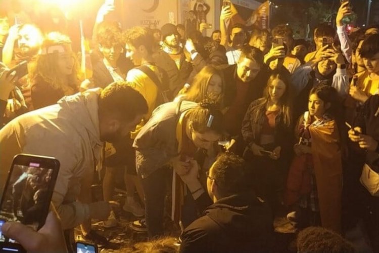 Uşak'ta şampiyonluk kutlamaları esnasında evlilik teklifi etti