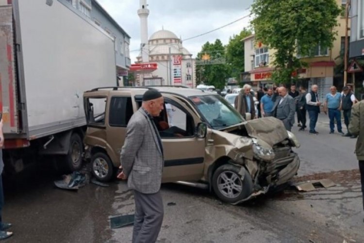 İstanbul'da hafif ticari ara&ccedil; ile İETT otob&uuml;s&uuml; &ccedil;arpıştı