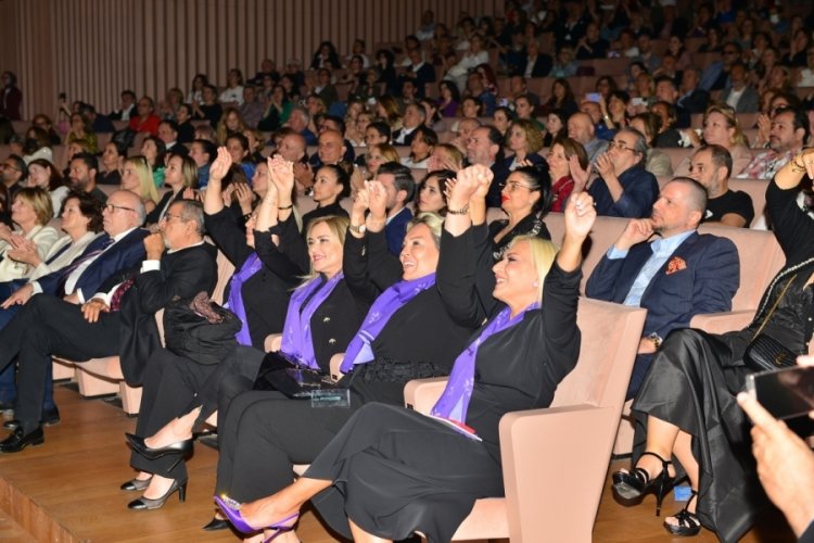 Antakya Medeniyetler Korosu depremzedeler i&ccedil;in s&ouml;yledi