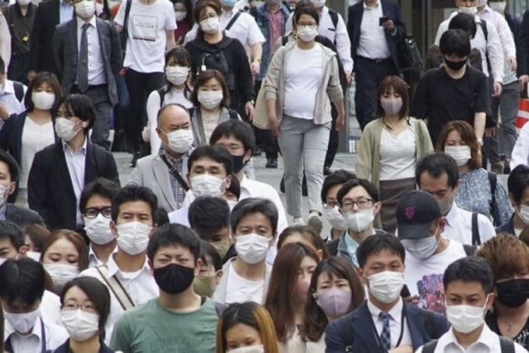 Japonya'da maske kullanmaktan g&uuml;l&uuml;msemeyi unutanlar eğitim alıyor