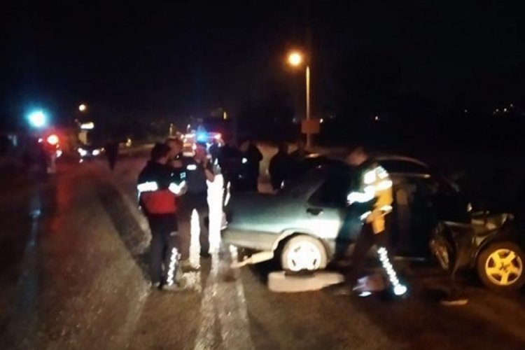 Burdur'da 2 otomobil kafa kafaya &ccedil;arpıştı: 1 &ouml;l&uuml;, 4 yaralı