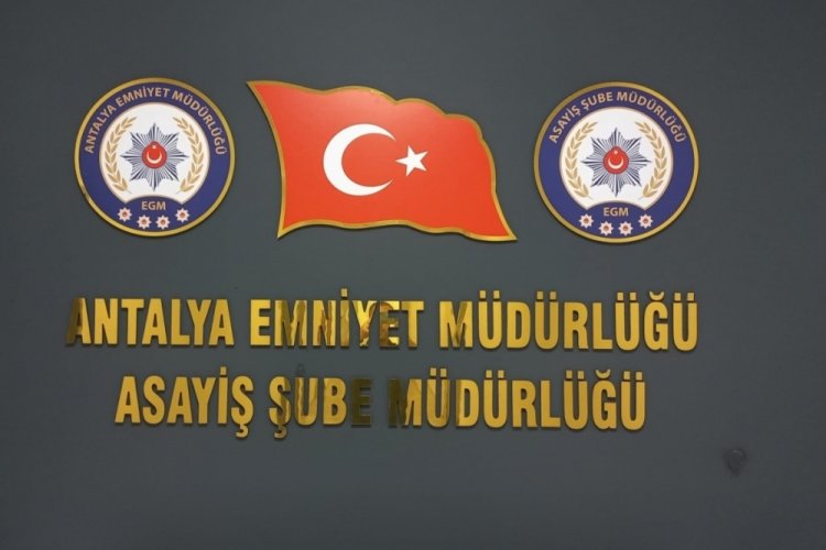 Kendisini polis olarak tanıtıp yabancı uyruklu şahısları 5 milyon TL dolandırdı