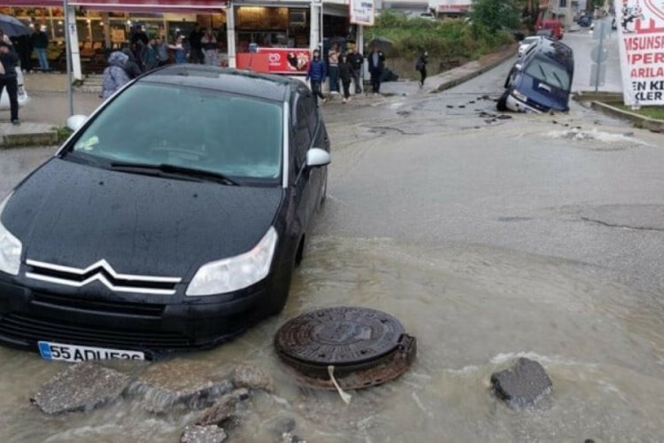 Samsun'da sağanak nedeniyle &ccedil;&ouml;ken yola ara&ccedil;lar d&uuml;şt&uuml;!