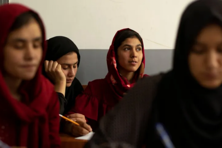 Afganistan'da 60 kız &ccedil;ocuğu zehirlendi!
