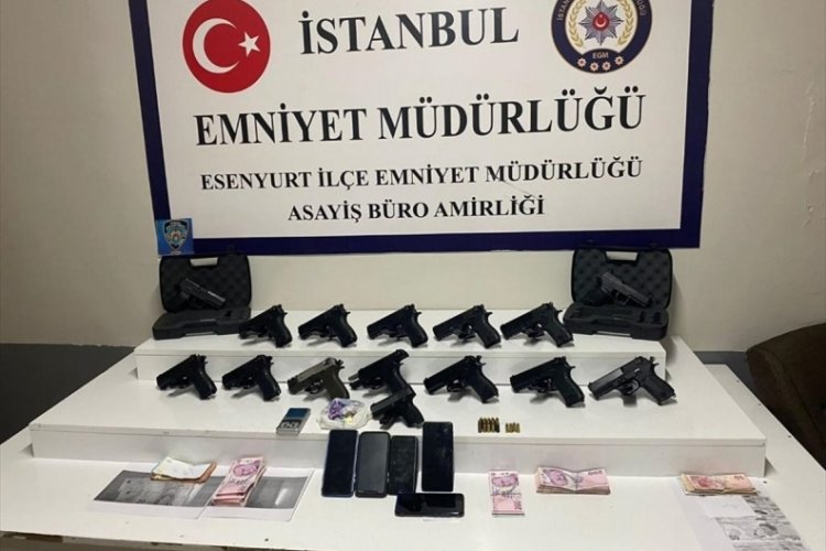 İstanbul'da yapılan baskında 15 ruhsatsız silah ele ge&ccedil;irildi