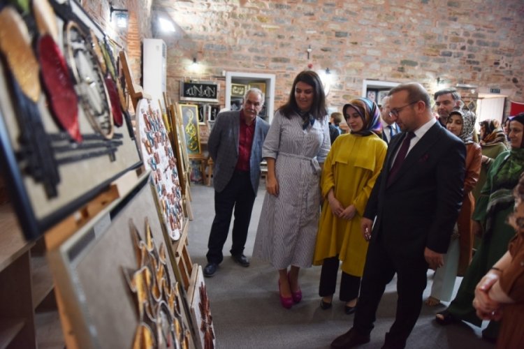 Bursa'nın Yıldırım il&ccedil;esinde kadın temalı kağıt r&ouml;lyef sergisi yapıldı