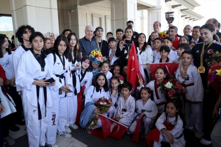 Şampiyon Tekvando Milli Takımı yurda d&ouml;nd&uuml;