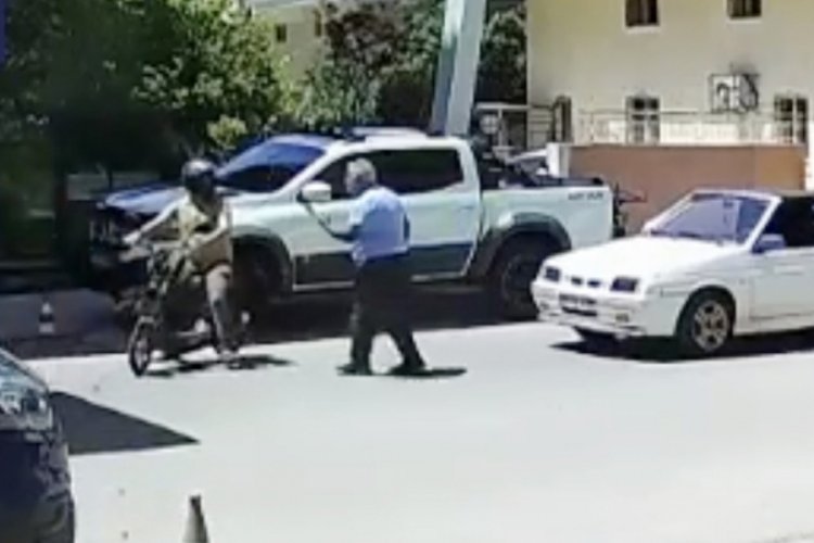 S&uuml;r&uuml;c&uuml;ler kavga ederken motosikleti &ccedil;aldı