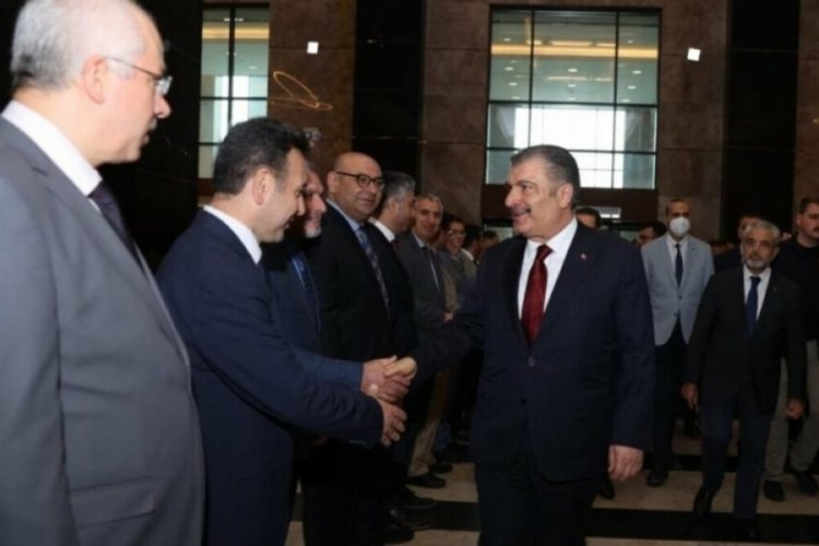Bakan Koca ilk mesai g&uuml;n&uuml;nde alkışlarla karşılandı