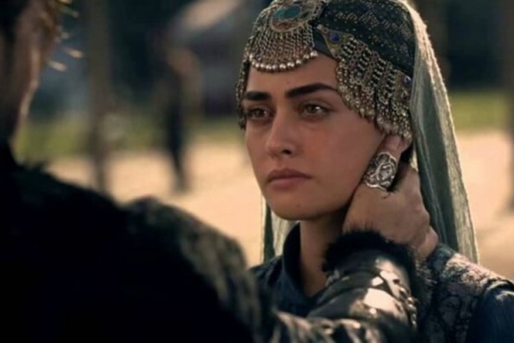 Esra Bilgi&ccedil;'in iddialı sırt dekoltesi
