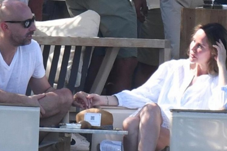 Demet Şener tatil sezonunu a&ccedil;tı