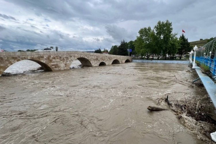 Kastamonu Taşk&ouml;pr&uuml;'de tarihi k&ouml;pr&uuml; su debisinin y&uuml;kselmesi nedeniyle trafiğe kapatıldı