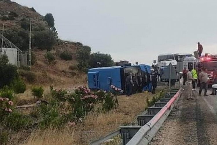 Mersin'de İş&ccedil;ileri taşıyan servis devrildi: 8 yaralı