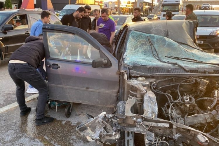 Kocaeli'nde parampar&ccedil;a olan otomobilden yaralı kurtuldu