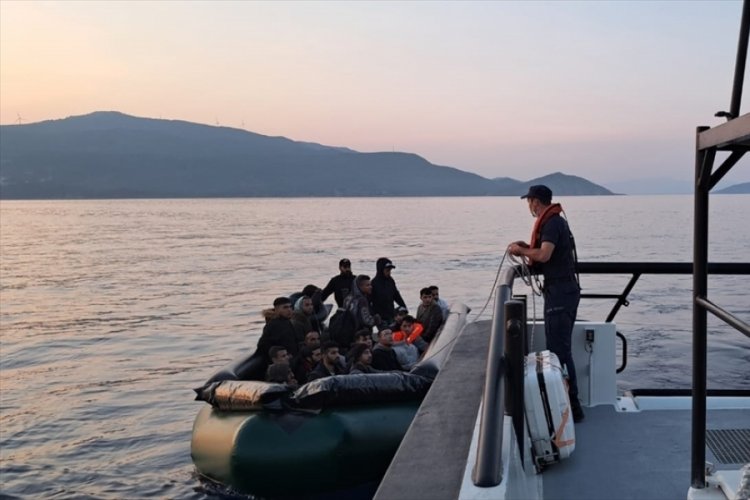 İzmir a&ccedil;ıklarında 17 d&uuml;zensiz g&ouml;&ccedil;men kurtarıldı