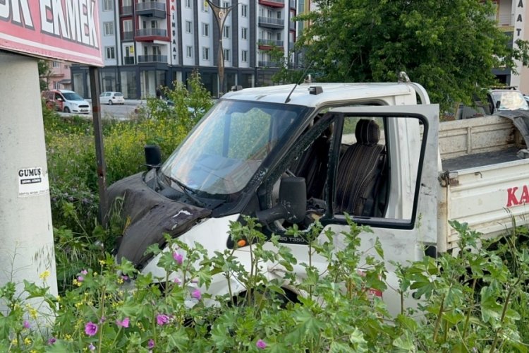 Afyonkarahisar'da kamyonet ile otomobilin &ccedil;arpıştığı kazada 1 kişi &ouml;ld&uuml;