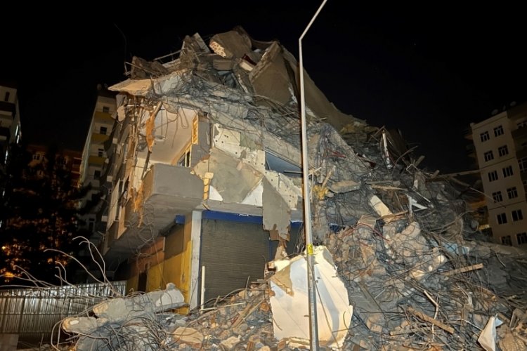 Diyarbakır'da ağır hasarlı binanın bir kısmı kendiliğinden &ccedil;&ouml;kt&uuml;