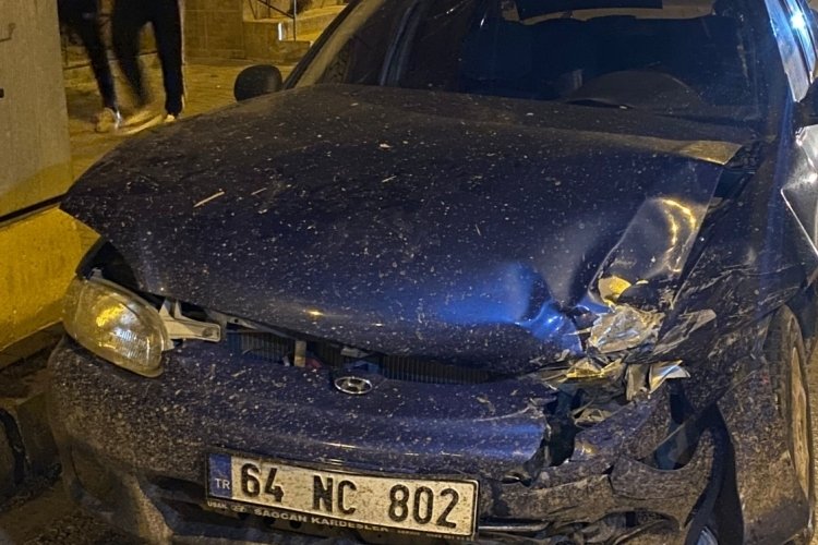 Uşak'ta İki otomobilin &ccedil;arpıştı: 5 yaralı
