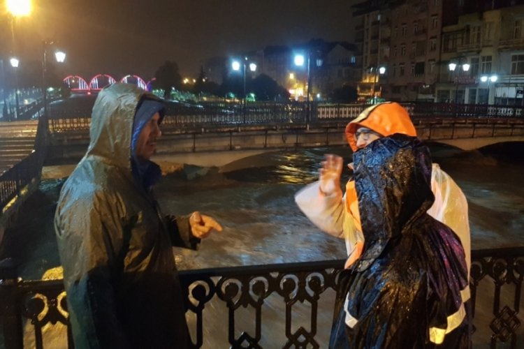 Samsun'da sel tehlikesi! Ekipler teyakkuza ge&ccedil;ti