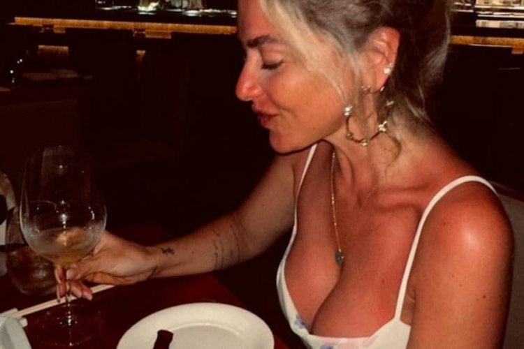 Hadise'den derin g&ouml;ğ&uuml;s dekolteli elbiseyle poz!