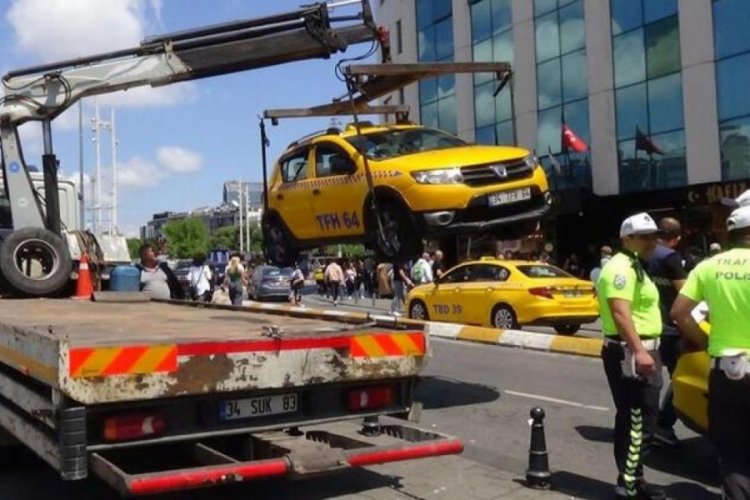 İstanbul'da başkasının ehliyeti ile trafiğe &ccedil;ıkan taksicinin aracı bağlandı